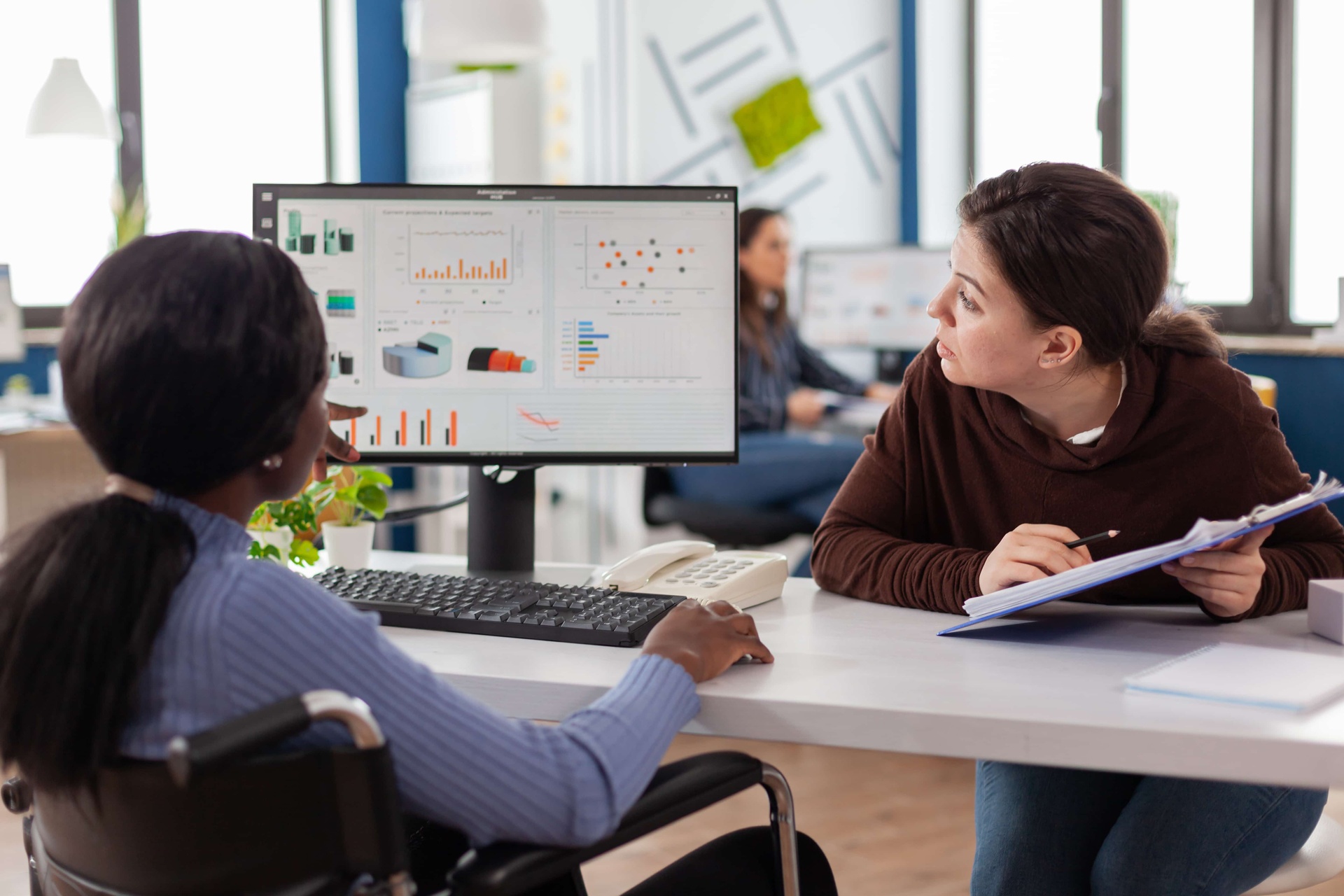 ERP vs Software Akuntansi Standalone: Mana yang Benar-Benar Dibutuhkan Bisnis Anda?